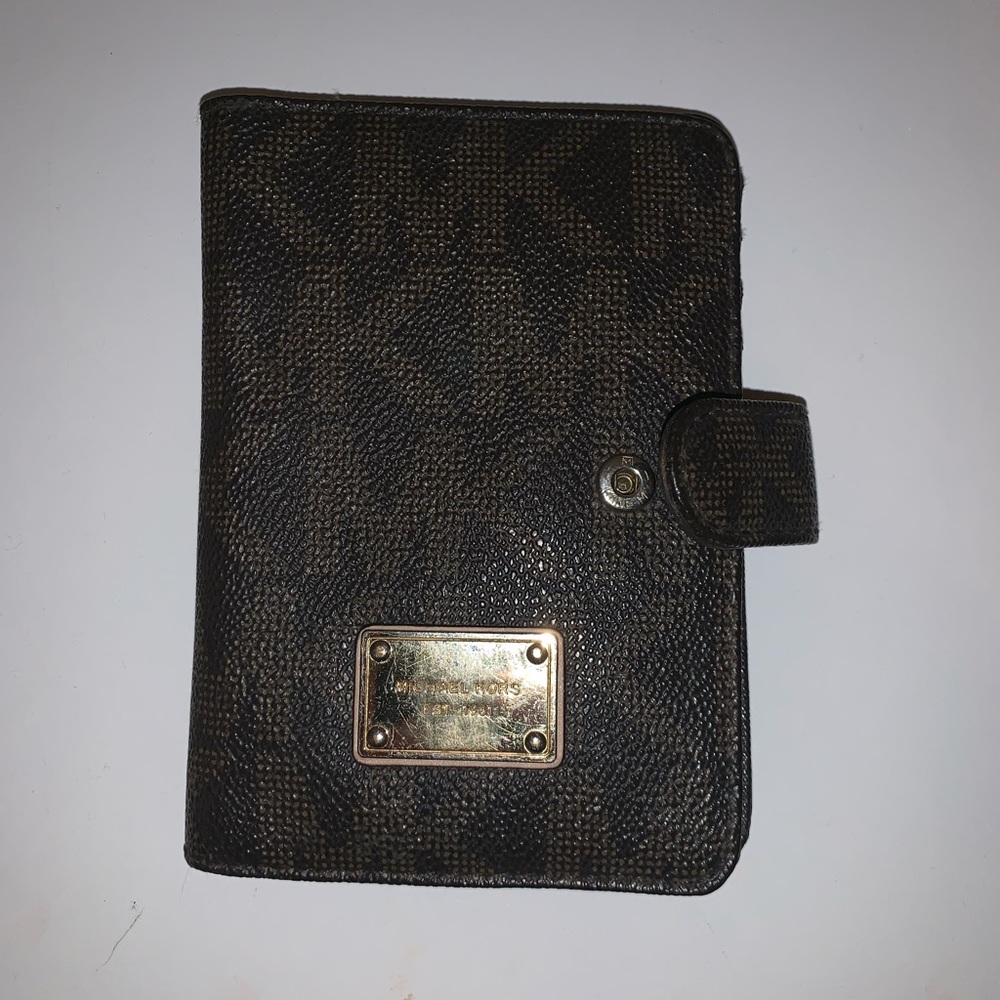 Michael Kors wallet ⚠️ HUGE MOVING SALE ⚠️